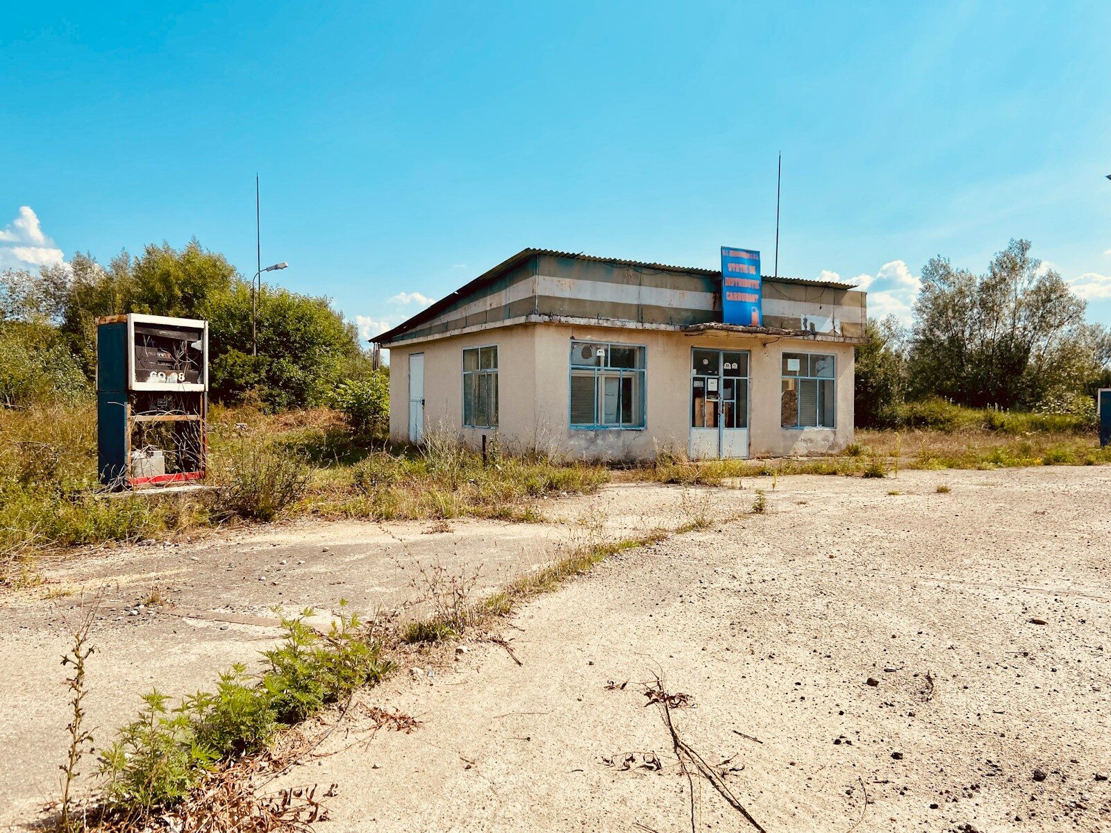 a run down building sitting in the middle of a field